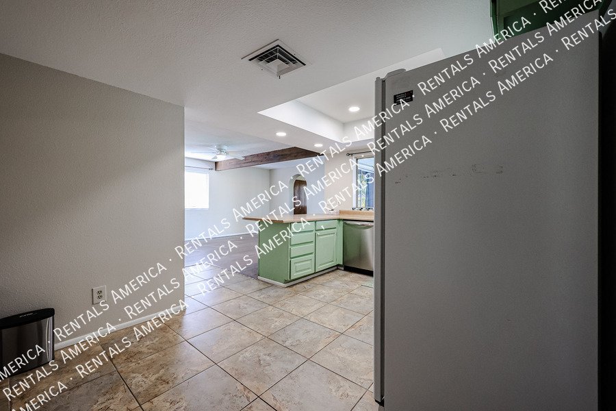 4 bed 2 bath Private Pool No HOA property image