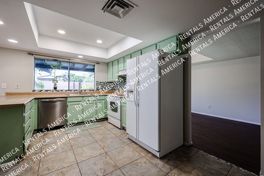 4 bed 2 bath Private Pool No HOA property image