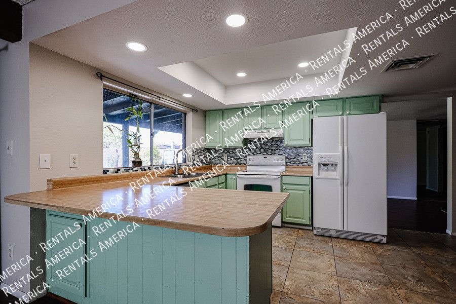 4 bed 2 bath Private Pool No HOA property image