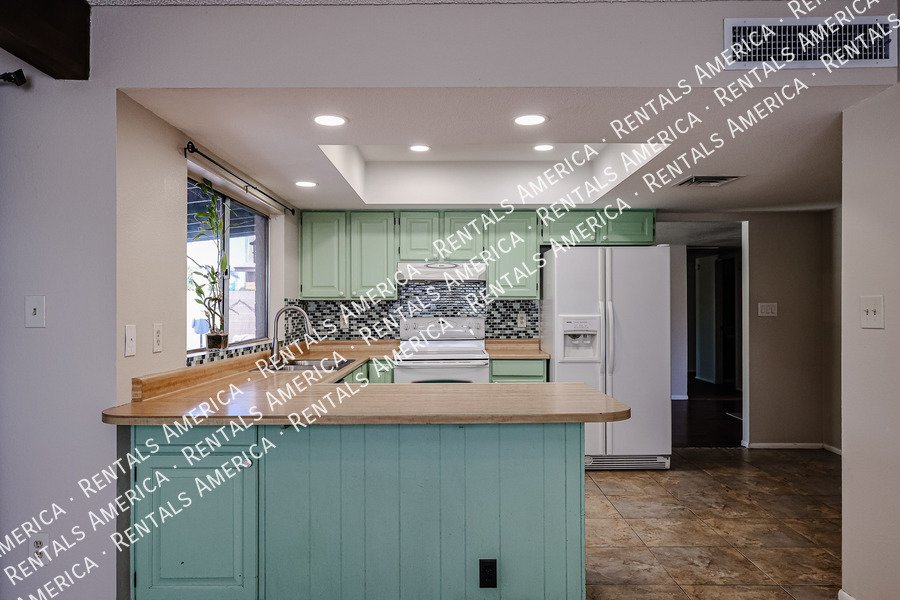 4 bed 2 bath Private Pool No HOA property image