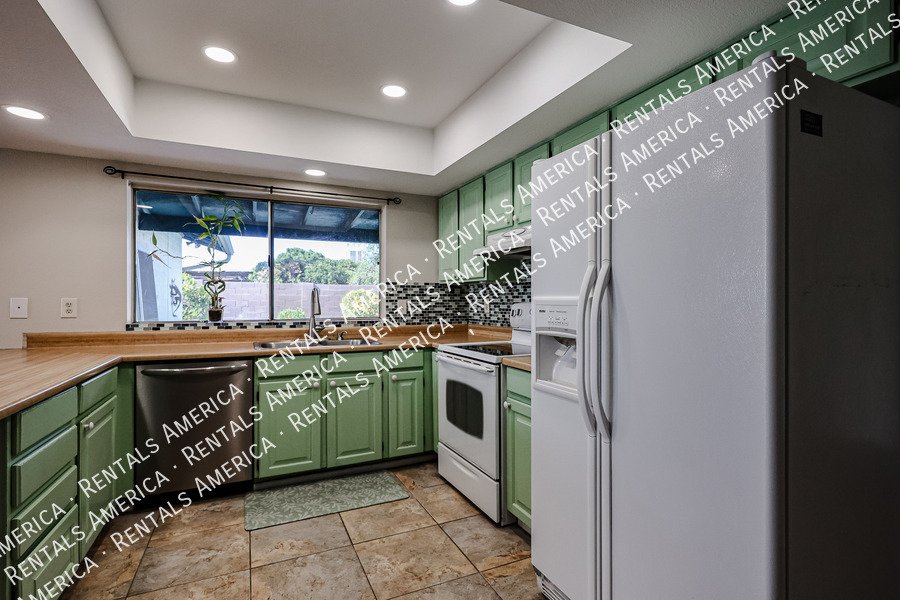 4 bed 2 bath Private Pool No HOA property image
