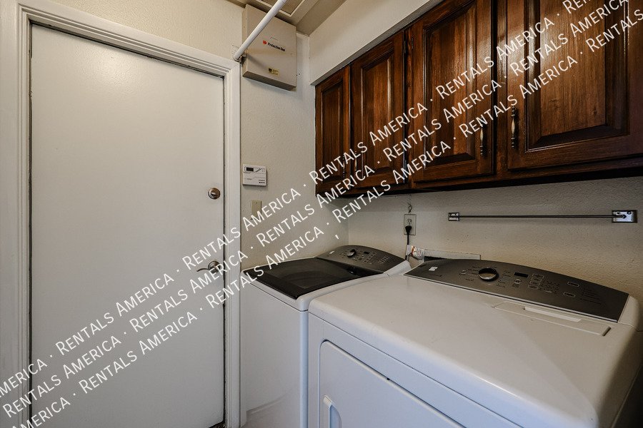 4 bed 2 bath Private Pool No HOA property image