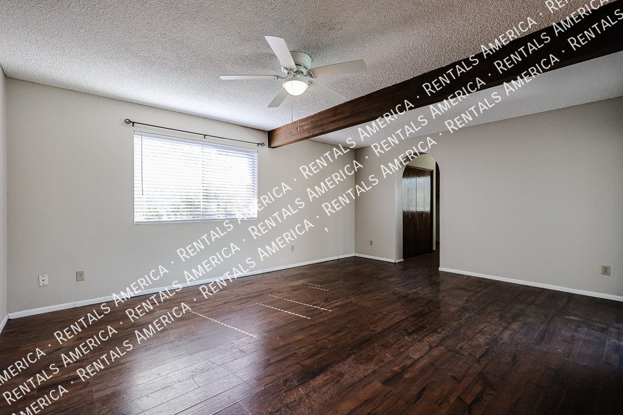 4 bed 2 bath Private Pool No HOA property image