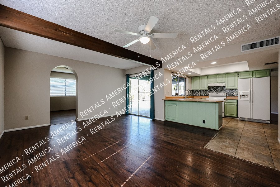 4 bed 2 bath Private Pool No HOA property image