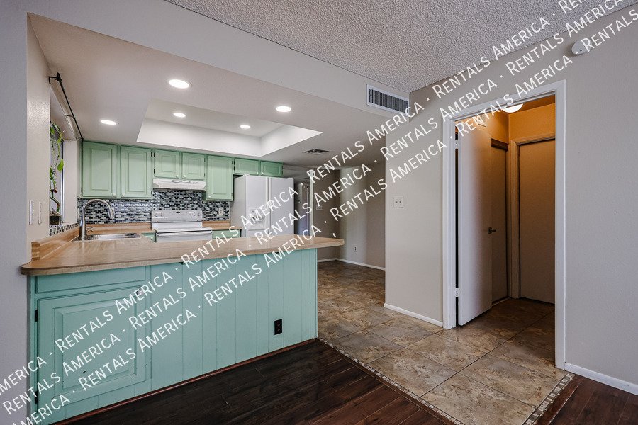 4 bed 2 bath Private Pool No HOA property image