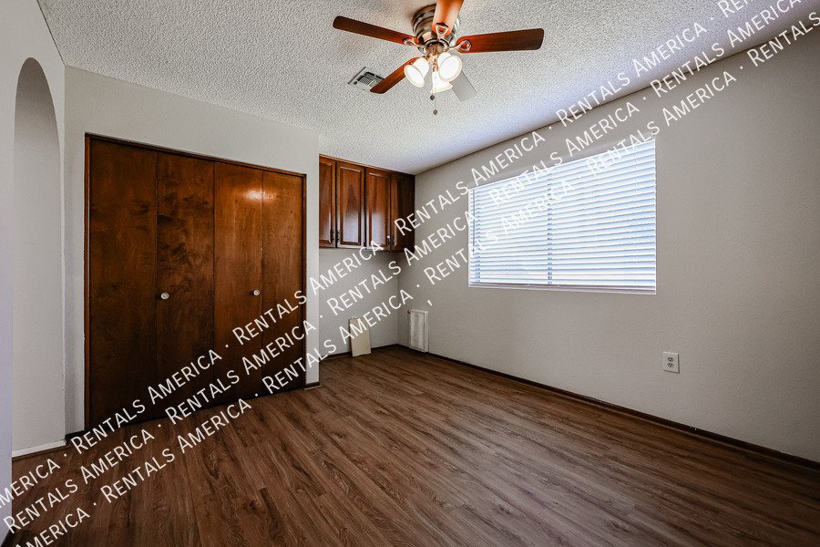4 bed 2 bath Private Pool No HOA property image