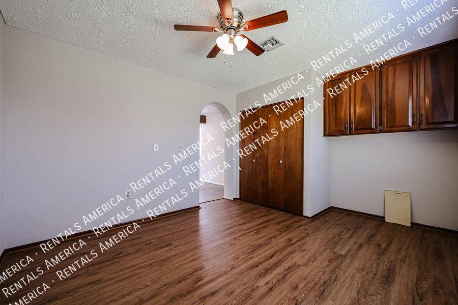 4 bed 2 bath Private Pool No HOA property image