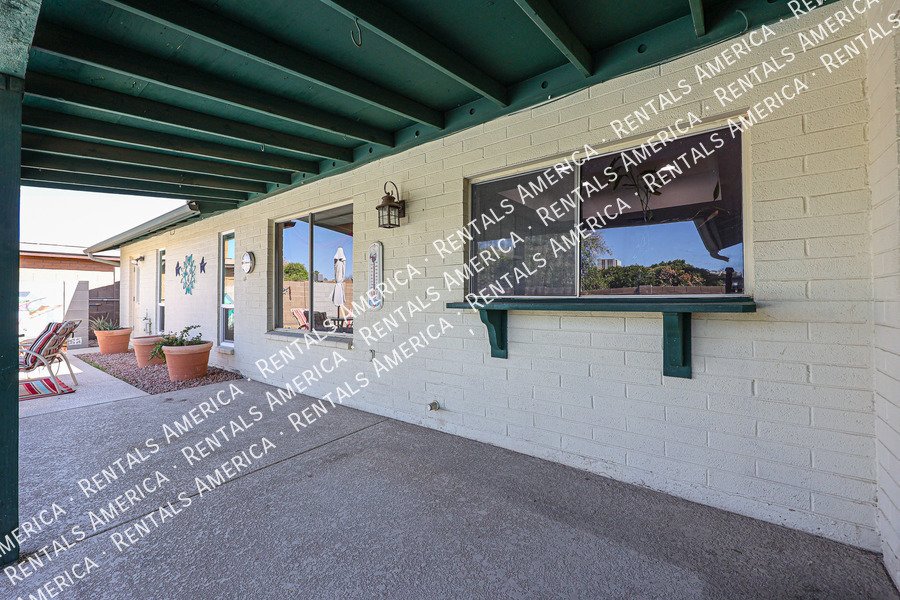 4 bed 2 bath Private Pool No HOA property image