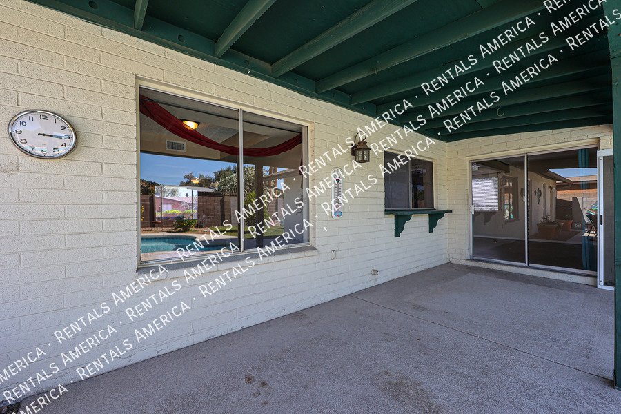 4 bed 2 bath Private Pool No HOA property image