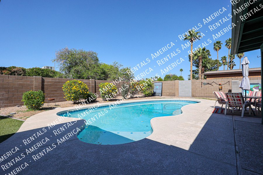4 bed 2 bath Private Pool No HOA property image