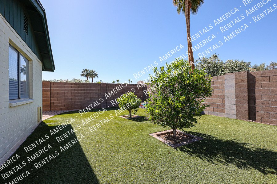 4 bed 2 bath Private Pool No HOA property image