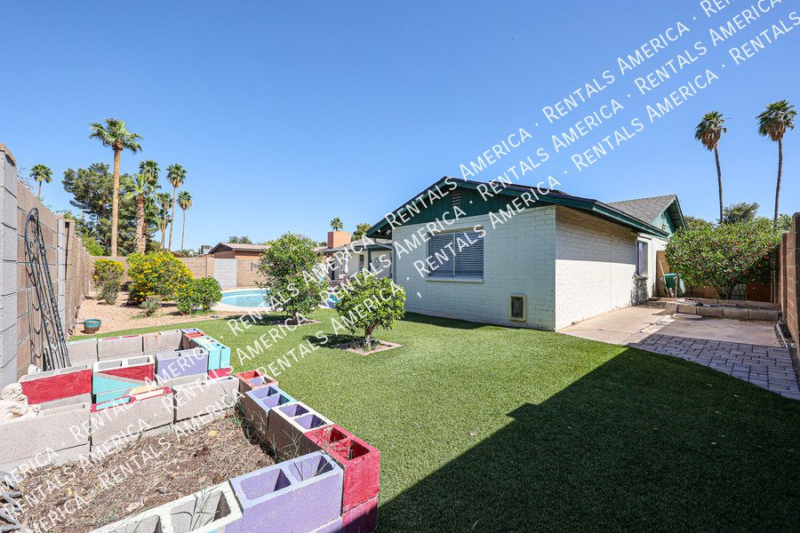 4 bed 2 bath Private Pool No HOA property image