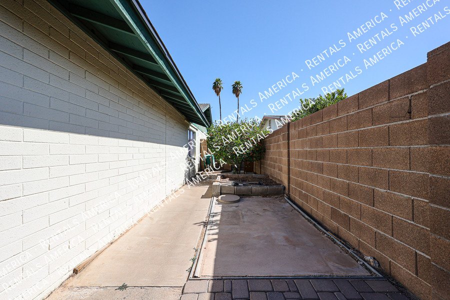 4 bed 2 bath Private Pool No HOA property image