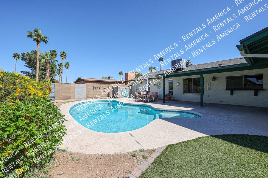 4 bed 2 bath Private Pool No HOA property image