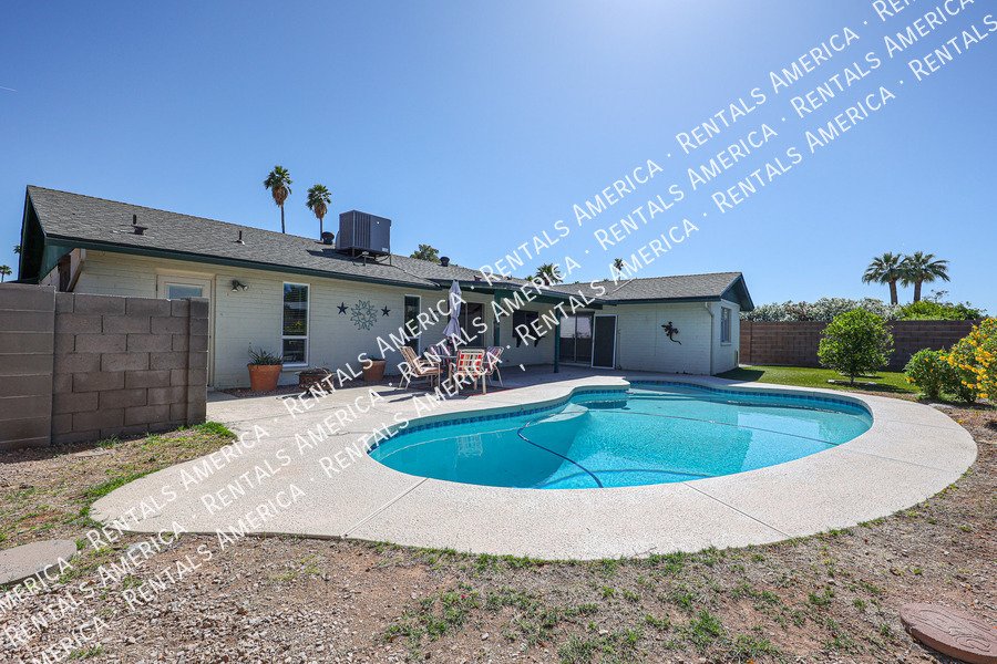 4 bed 2 bath Private Pool No HOA property image