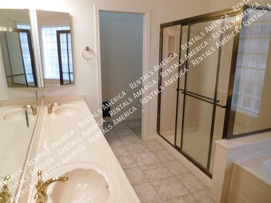 Beautiful Home on a Large Lot in a Highly Desirable Glendale Location! property image