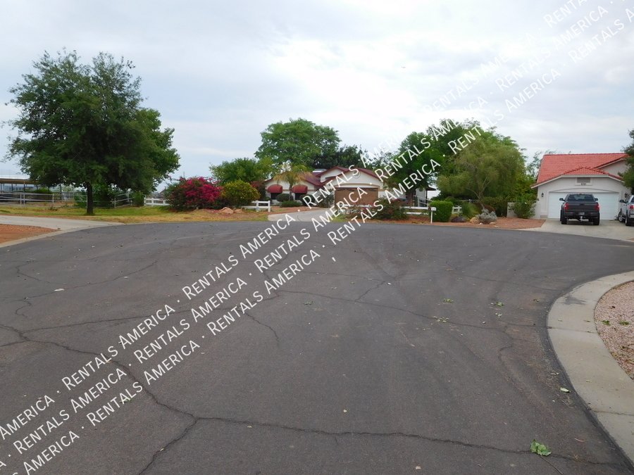 Beautiful Home on a Large Lot in a Highly Desirable Glendale Location! property image