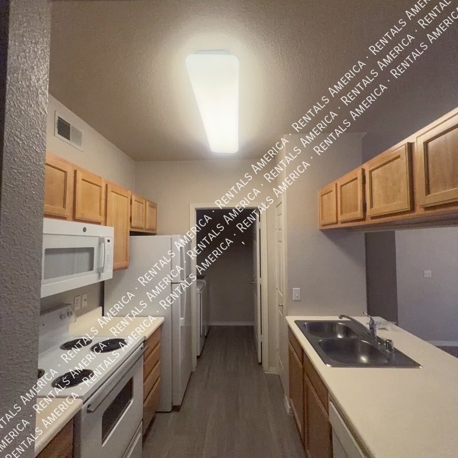 Spaciious 3rd story 1 bedroom condo in the Gated Red Rox Community! property image
