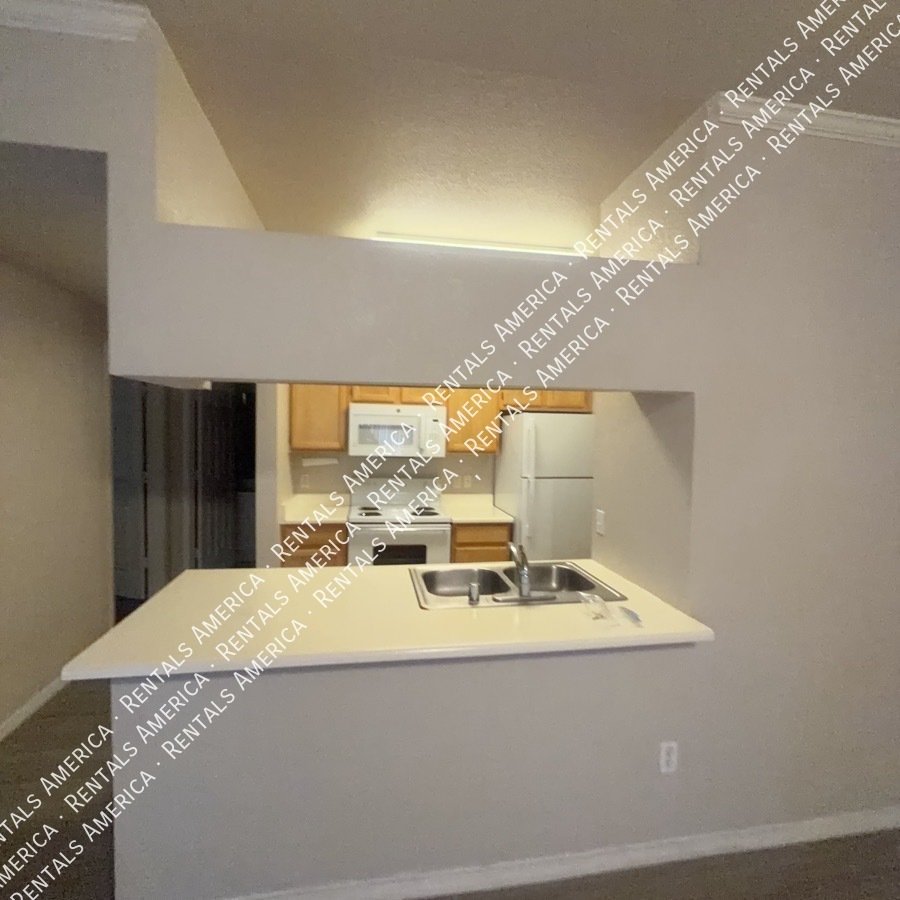 Spaciious 3rd story 1 bedroom condo in the Gated Red Rox Community! property image