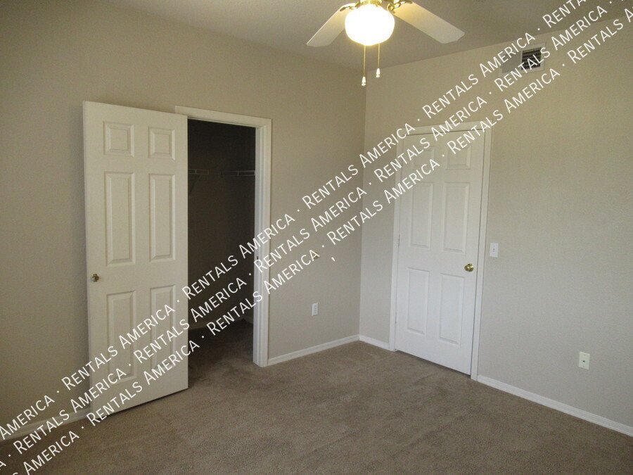 Spaciious 3rd story 1 bedroom condo in the Gated Red Rox Community! property image