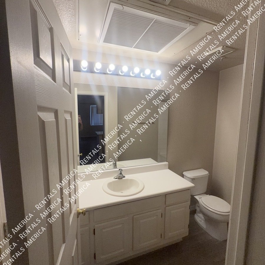 Spaciious 3rd story 1 bedroom condo in the Gated Red Rox Community! property image