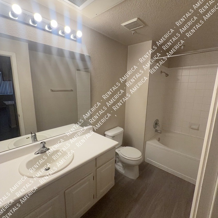 Spaciious 3rd story 1 bedroom condo in the Gated Red Rox Community! property image