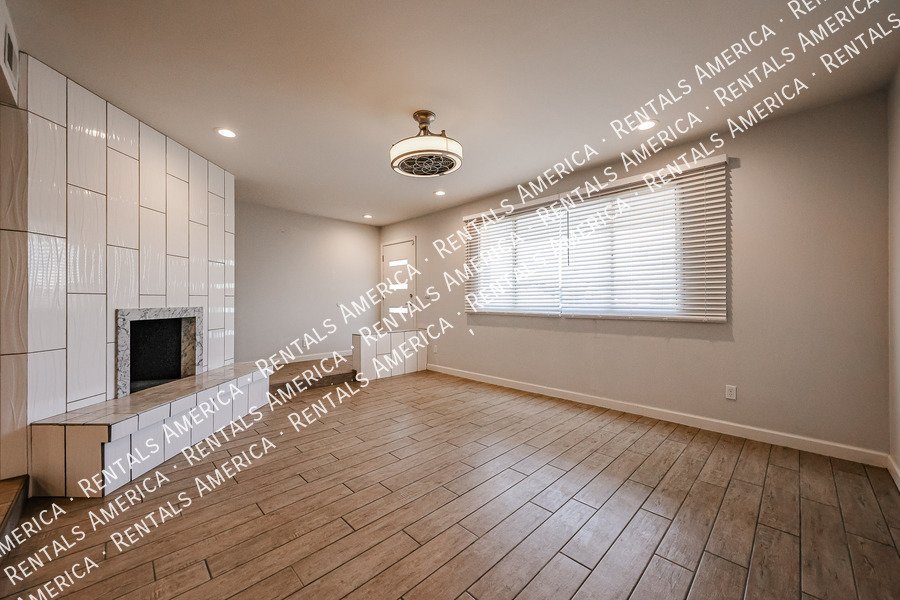3 bedroom 2 bathroom + Sun Room in Tempe! NO HOA! property image