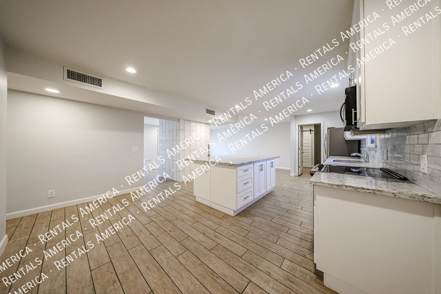 3 bedroom 2 bathroom + Sun Room in Tempe! NO HOA! property image