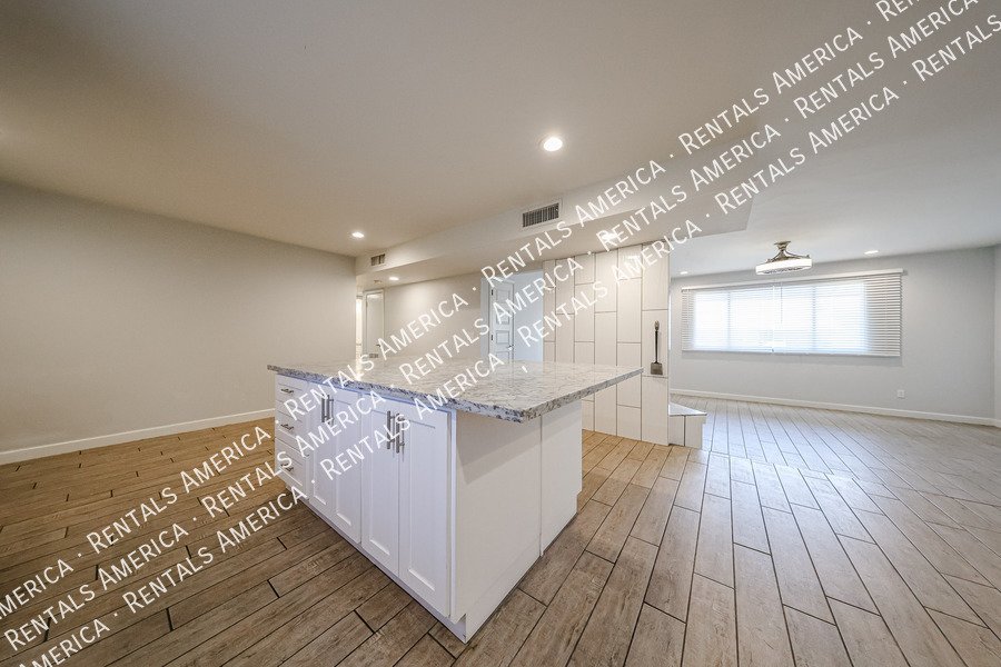 3 bedroom 2 bathroom + Sun Room in Tempe! NO HOA! property image