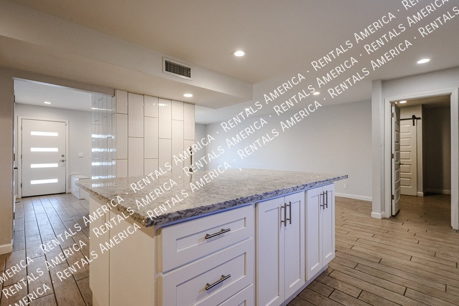 3 bedroom 2 bathroom + Sun Room in Tempe! NO HOA! property image