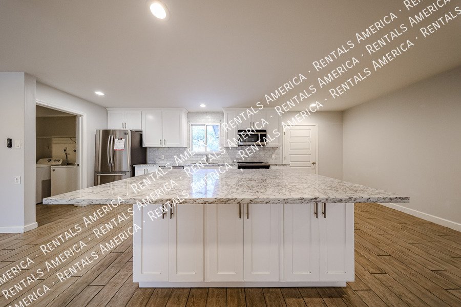 3 bedroom 2 bathroom + Sun Room in Tempe! NO HOA! property image