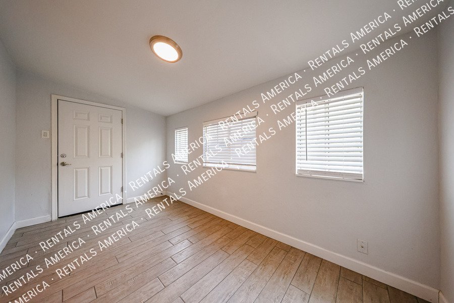 3 bedroom 2 bathroom + Sun Room in Tempe! NO HOA! property image