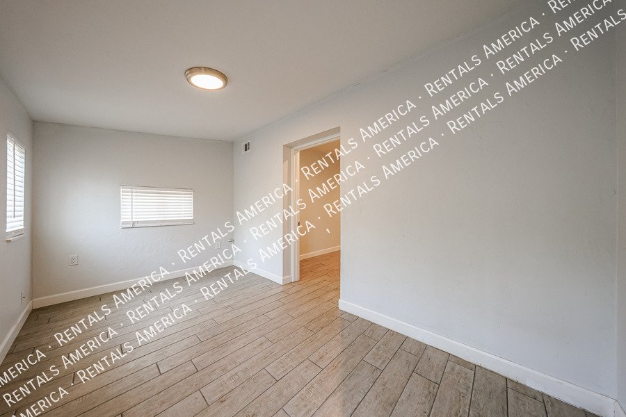 3 bedroom 2 bathroom + Sun Room in Tempe! NO HOA! property image
