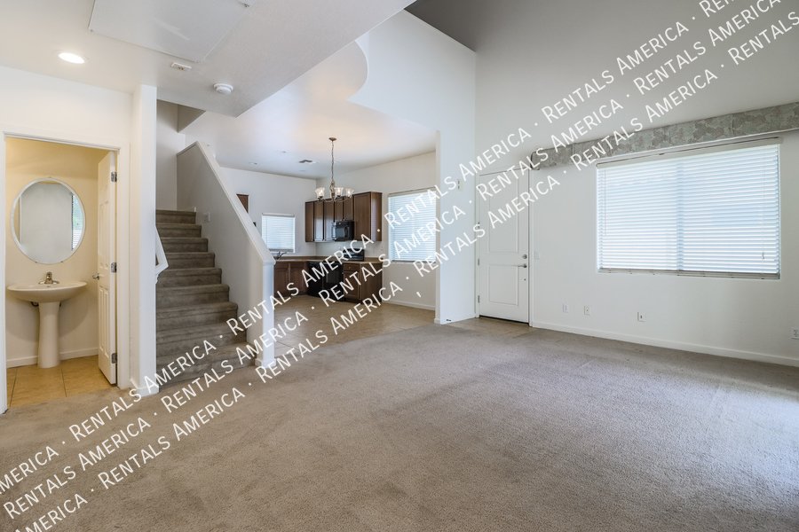 Large 3 Bedroom Mesa Townhome With Loft & Garage!!! property image