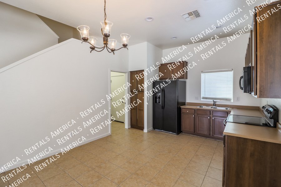 Large 3 Bedroom Mesa Townhome With Loft & Garage!!! property image