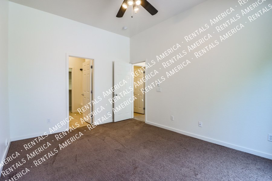 Large 3 Bedroom Mesa Townhome With Loft & Garage!!! property image