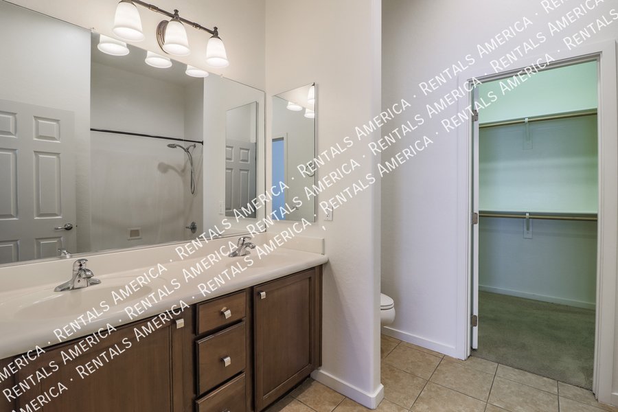 Large 3 Bedroom Mesa Townhome With Loft & Garage!!! property image