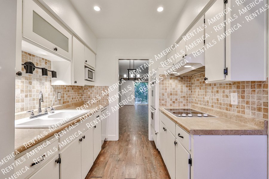 Spacious Upstairs 2BD 2BA Condo in Central Phoenix! property image