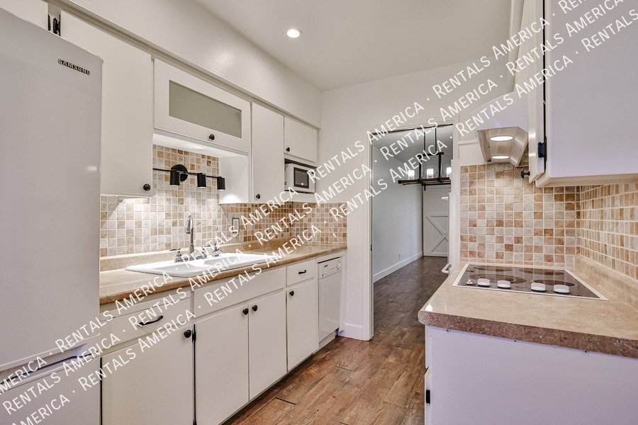 Spacious Upstairs 2BD 2BA Condo in Central Phoenix! property image