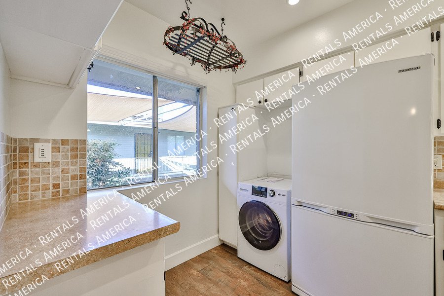 Spacious Upstairs 2BD 2BA Condo in Central Phoenix! property image