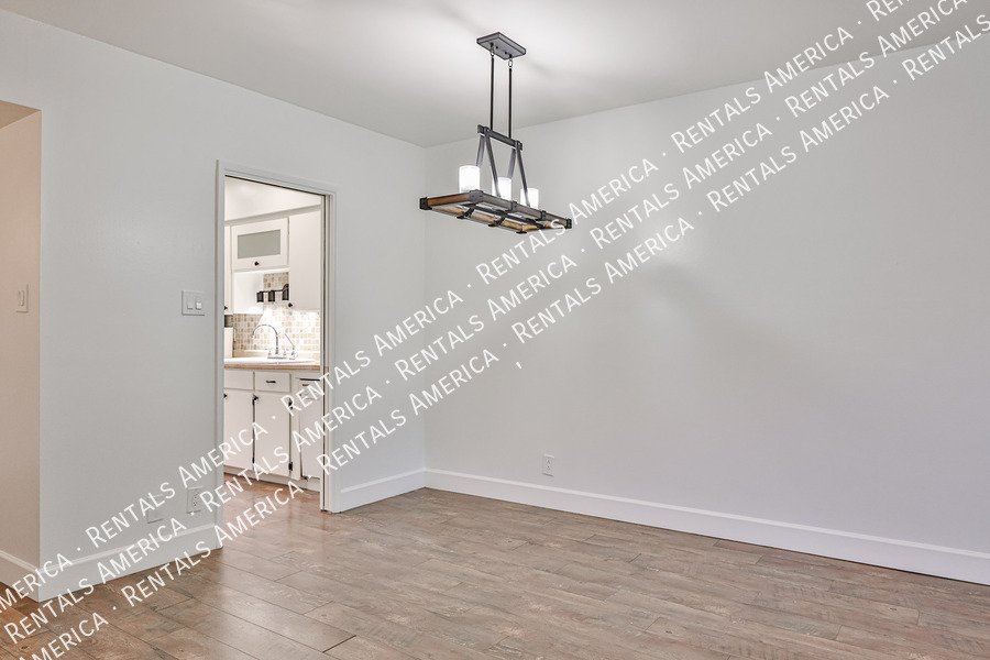 Spacious Upstairs 2BD 2BA Condo in Central Phoenix! property image