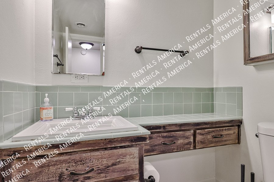 Spacious Upstairs 2BD 2BA Condo in Central Phoenix! property image