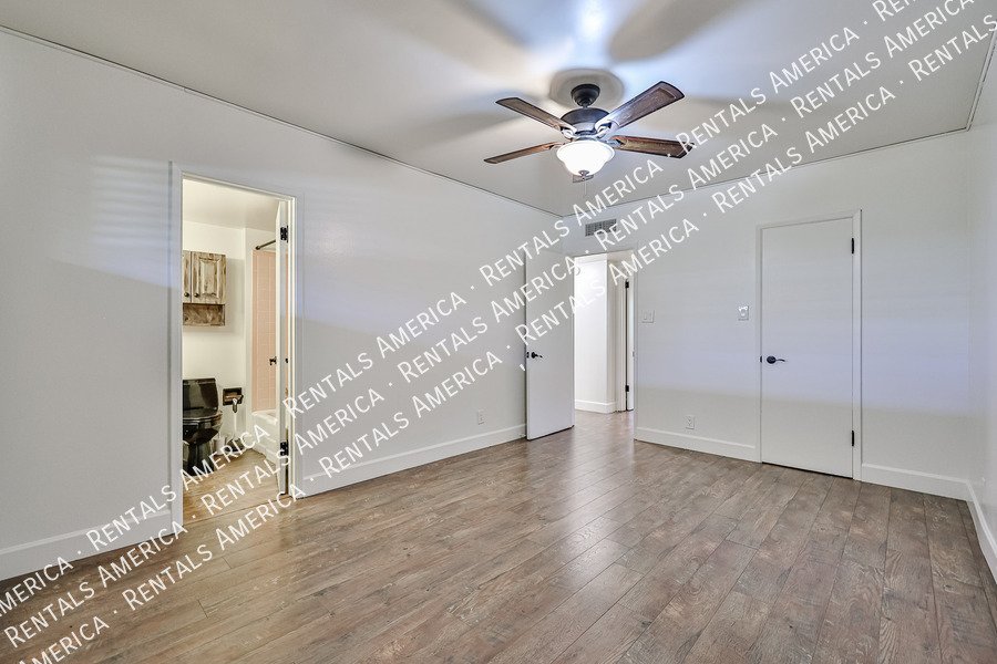 Spacious Upstairs 2BD 2BA Condo in Central Phoenix! property image