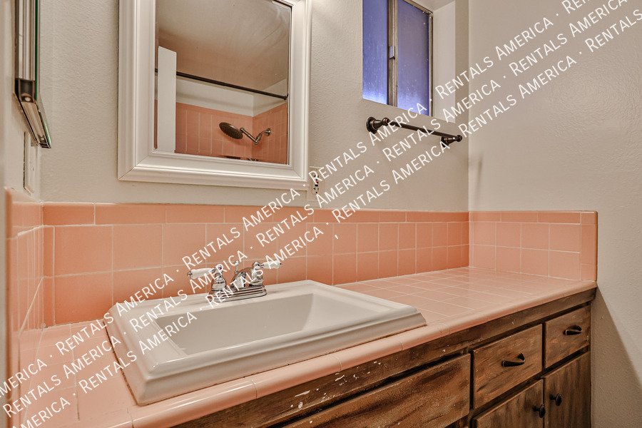 Spacious Upstairs 2BD 2BA Condo in Central Phoenix! property image