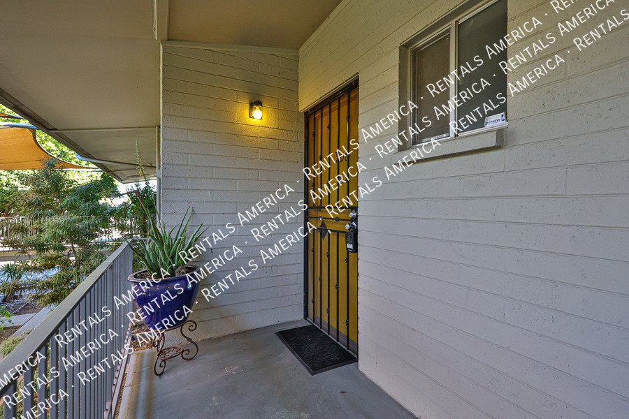 Spacious Upstairs 2BD 2BA Condo in Central Phoenix! property image