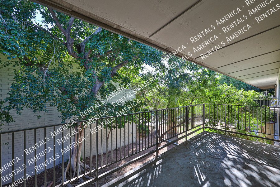 Spacious Upstairs 2BD 2BA Condo in Central Phoenix! property image