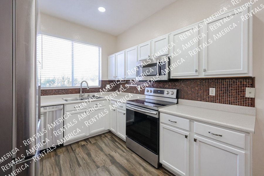 MOVE IN SPECIAL!!!!! 3 BEDROOM! property image