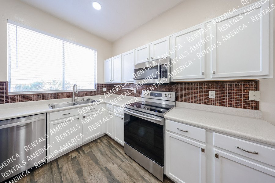 MOVE IN SPECIAL!!!!! 3 BEDROOM! property image