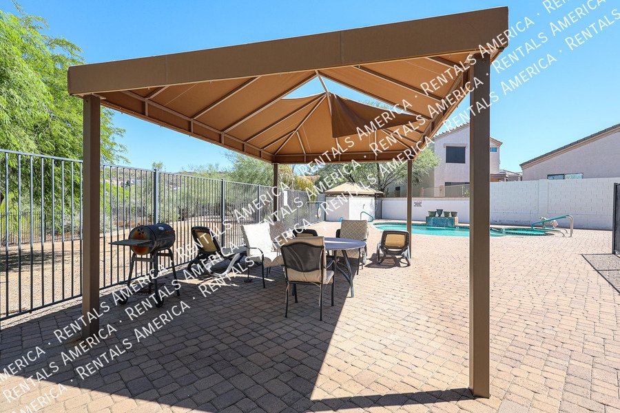 Bright and Spacious 2 bed 2 bath condo with Vaulted Ceilings! property image