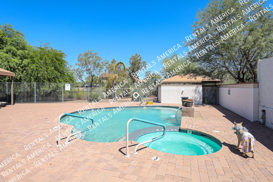 Bright and Spacious 2 bed 2 bath condo with Vaulted Ceilings! property image
